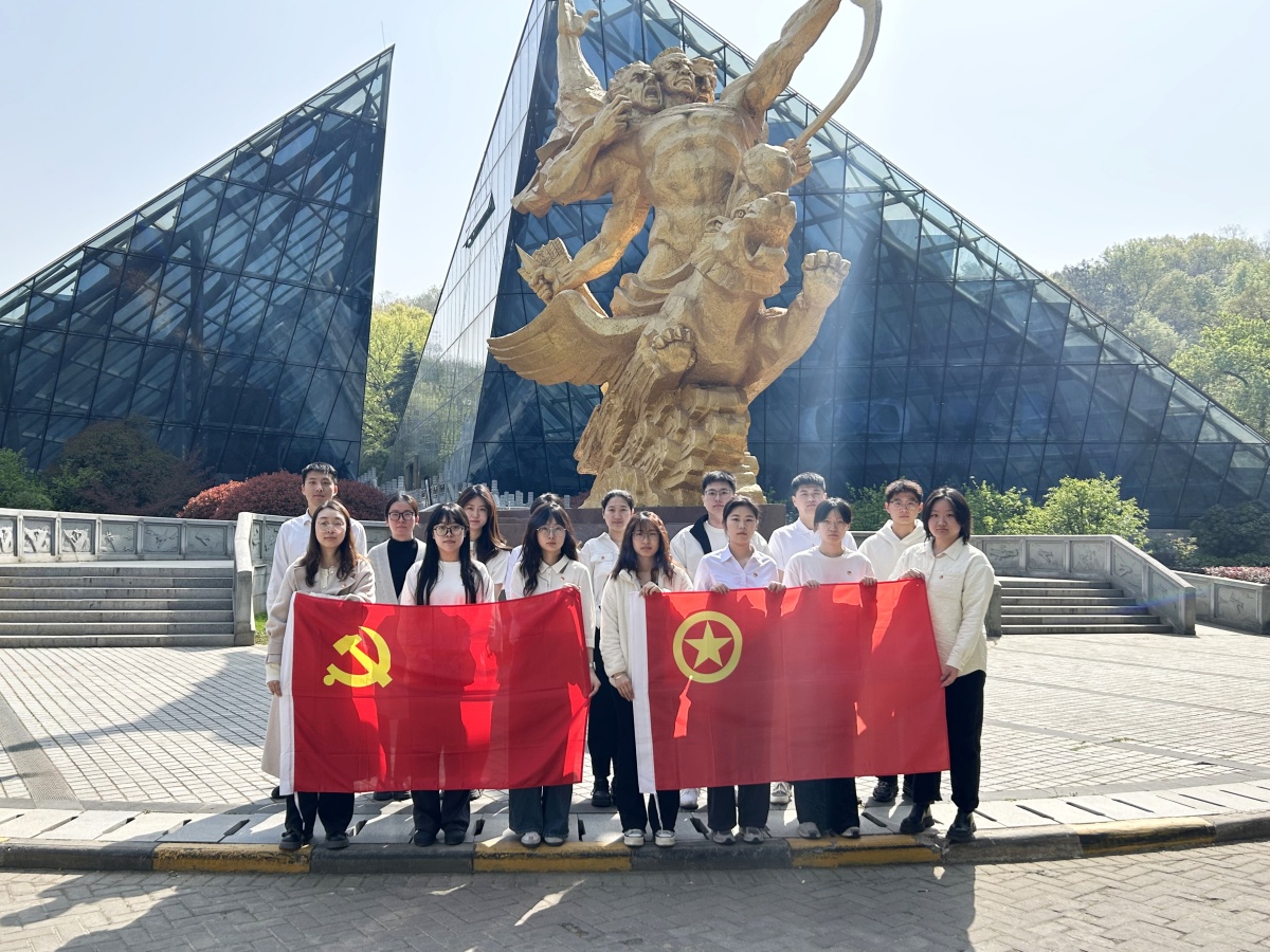 苏豪纺织集团团委开展“长空忠魂铭心志 青春接力助华章”主题团日活动